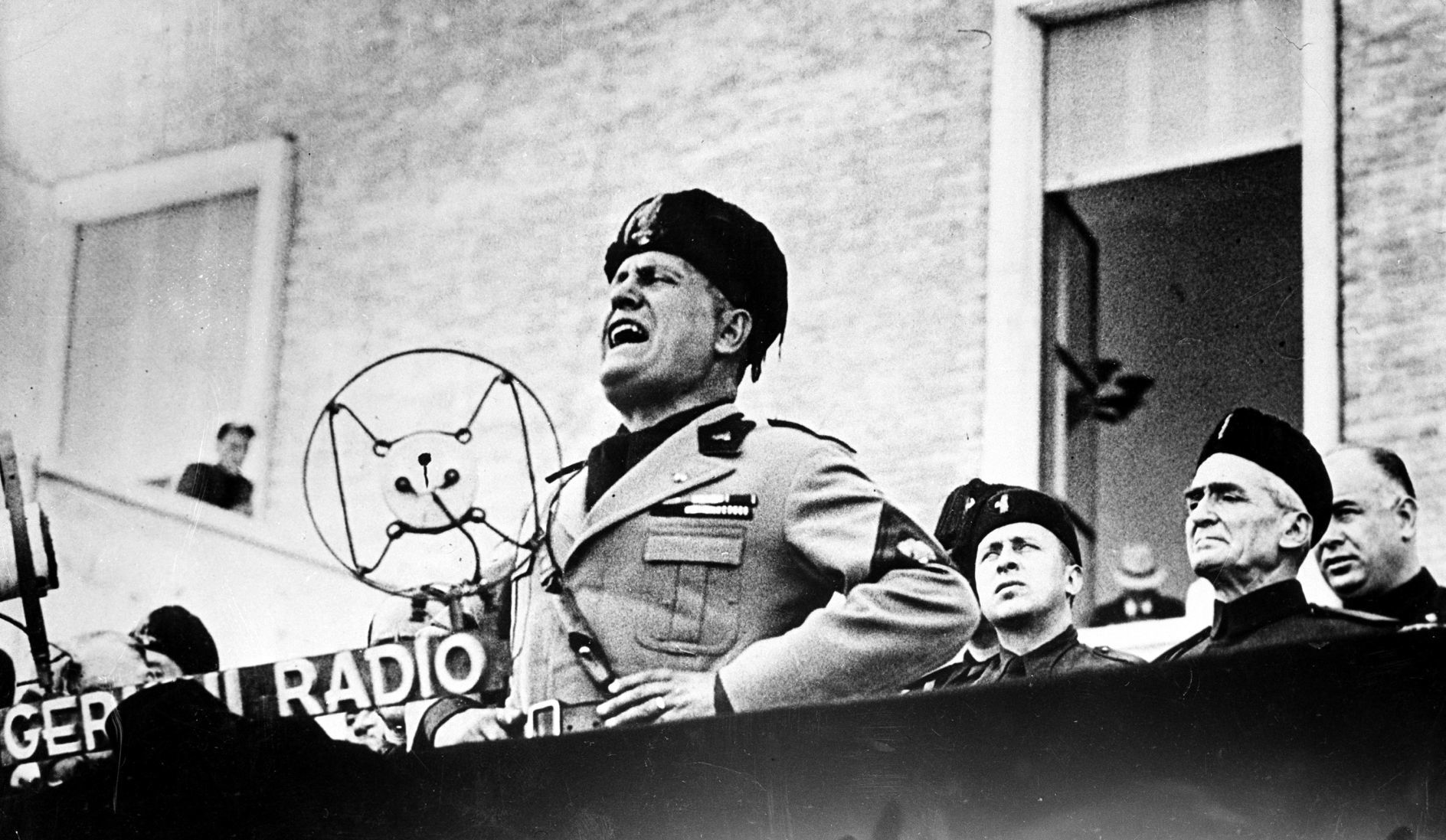 1934: Mussolini